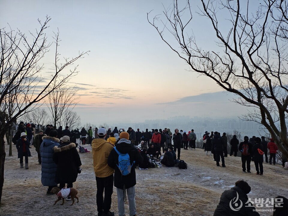 계양산에서 새해 첫 일출을 기다리는 시민들