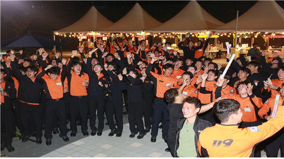 공주시와 협력으로 초대가수의 무대와 음식과 음료가 준비되어 참가자들이 축제 분위기를 만끽했다.