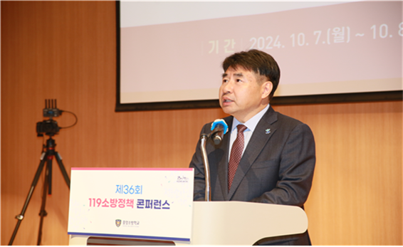 발표가 끝난후 심사위원장인 이원희 교수가 심사평을 하고 있다.